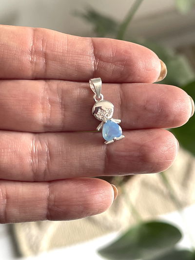 Dije niño pequeño con micropave 
