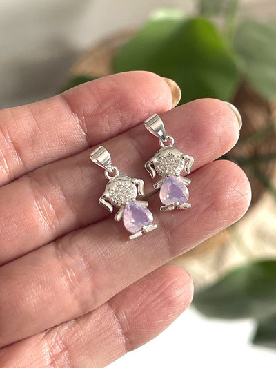 Dije niñas pequeñas con corazón y micropave 