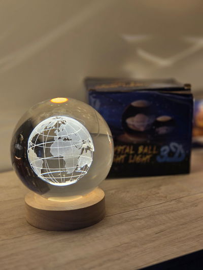 BOLA DE CRISTAL DECORATIVA CON BASE MADERA 10 CM