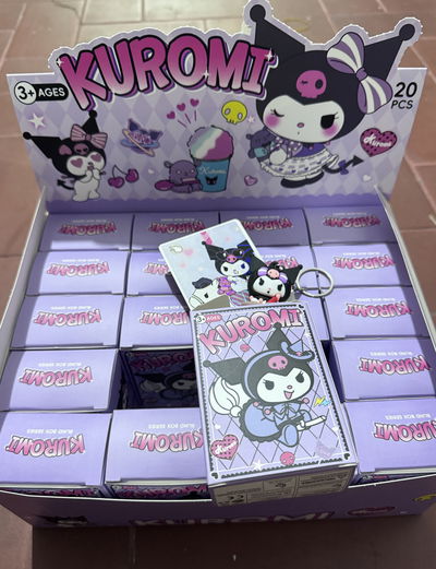 CAJA SORPRESA KUROMI COLGANTE Y CARTAS