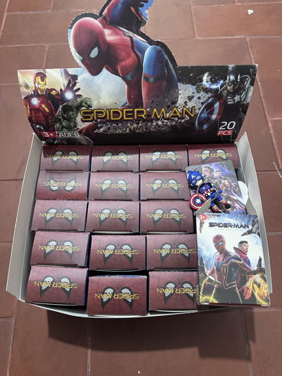 CAJA SORPRESA SPIDERMAN COLGANTE Y CARTAS