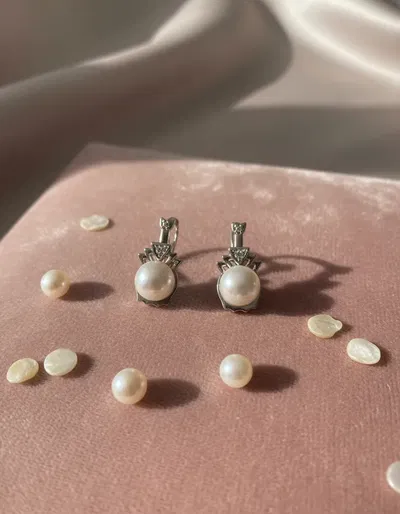 Aros con Perla Estilo Abanico e Incrustación de circonita -J120