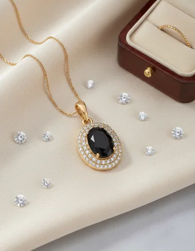 Dije Ovalado con Piedra Negra y Circonitas Brillantes 