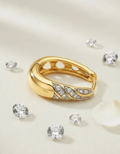 Aros Dorados Huggies con Circonias en Relieve