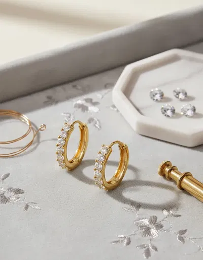 Aros Argollas Doradas con piedras blancas