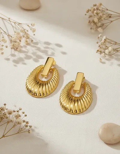Aros  Dorados Acanalados en Forma de Gota 