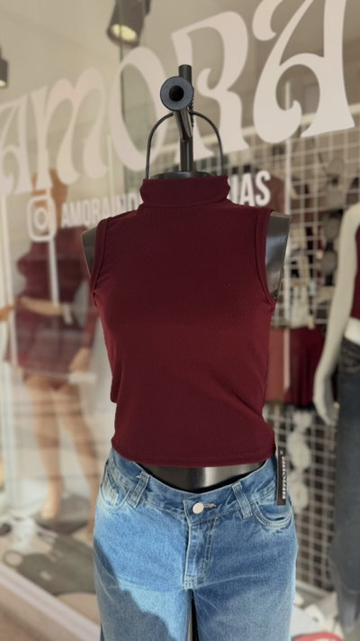REMERA SIN MANGAS CON CUELLO