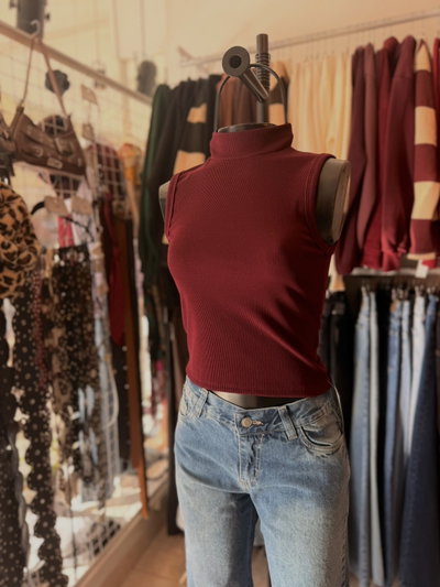 REMERA SIN MANGAS CON CUELLO