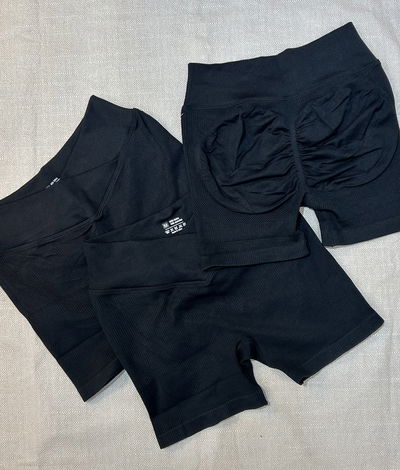 Short TOTAL BLACK "V"