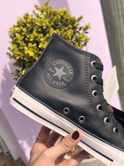 Converse cuero