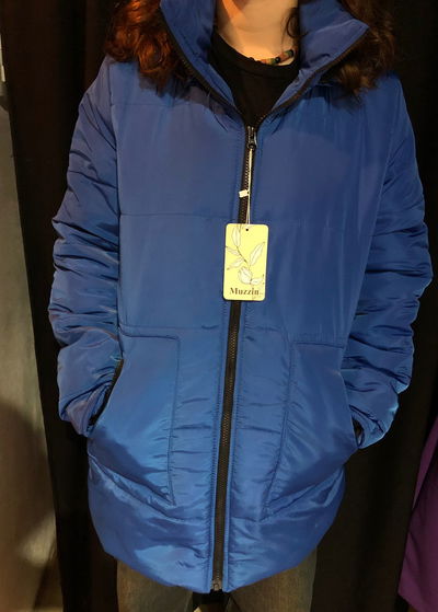 Campera larga con capucha y múltiples cierres
