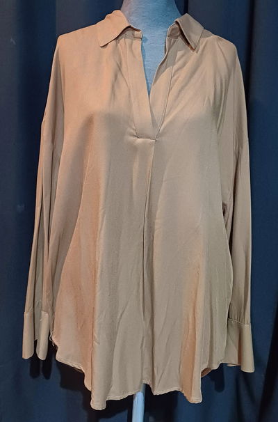 Camisa cerrada con escote en V