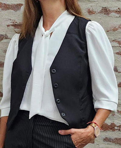 Camisa de seda arrugada con corbata al tono