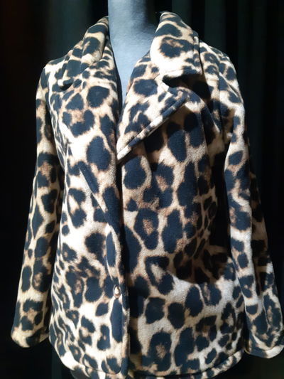 Saco animal print con corderito