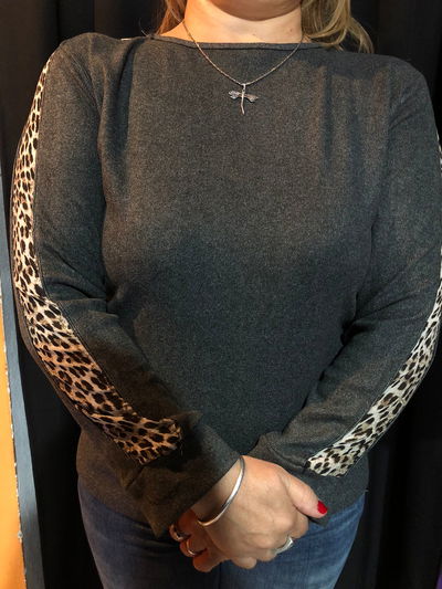 Remera de lanilla con recorte animal print