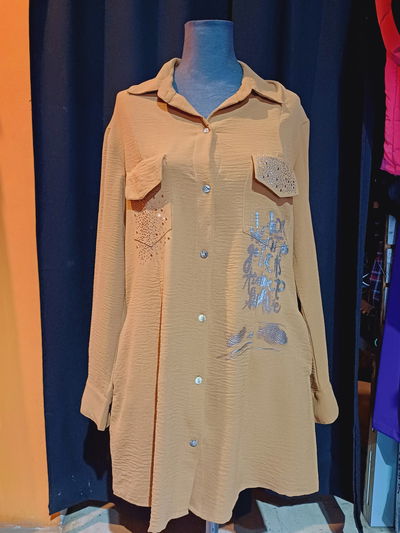 Camisa larga arrugada con brillo y botones