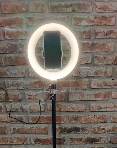Aro de luz blanco con trípode 