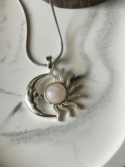 Collar con dije luna y sol