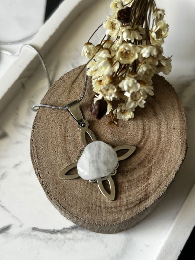 Collar de acero con Nudo de bruja y piedra cuarzo blanco