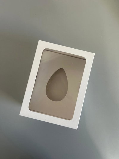 Caja Blanca autoarmable con visor para medio huevo n12/15