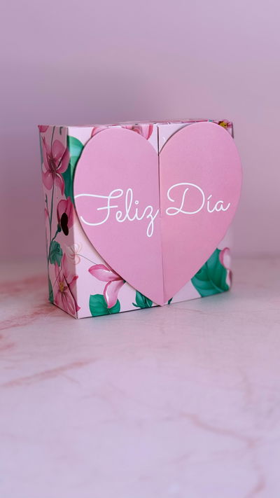 Caja Regalo Día de la Madre – Cierre Corazón 18x18x6,5 cm