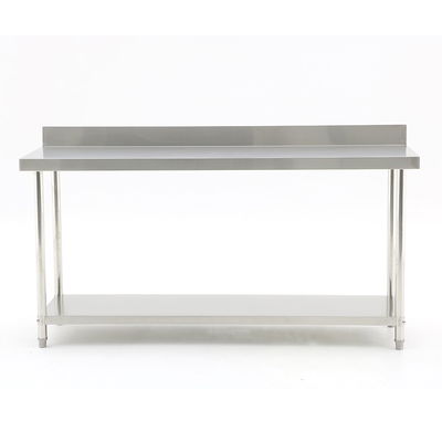 Mesa desarmable con zócalo y estante 