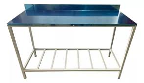 Mesa acero con rejilla y zocalo 