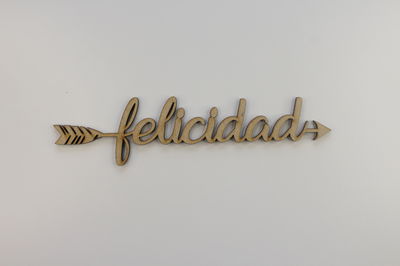 Flecha con Leyenda "Felicidad"