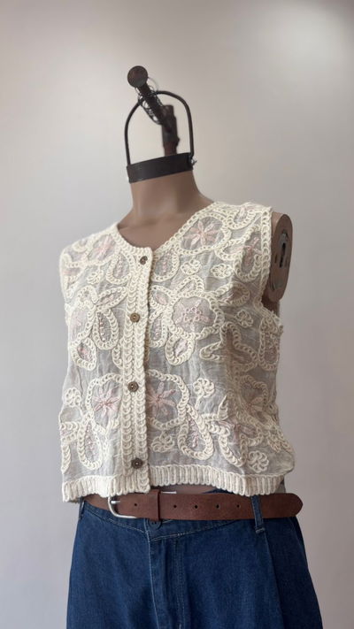 Chaleco tejido con detalles rosa