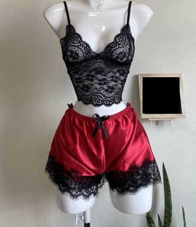 Pijama satén y encaje rojo