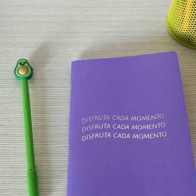 Cuadernito Holograma Lila