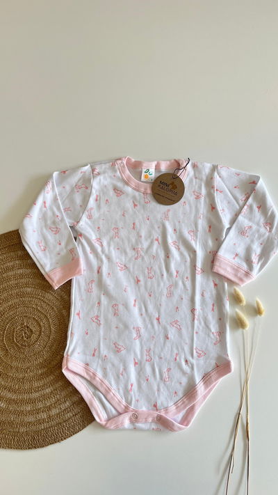 Body blanco con rosa conejitos