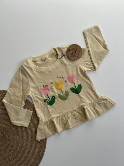 Remera beige ML con voladitos flores