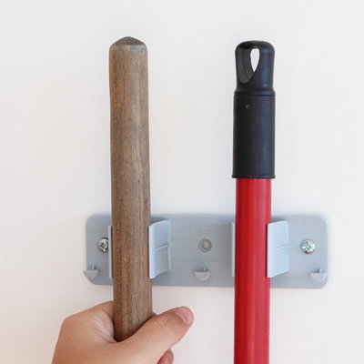 Escobero plástico gris