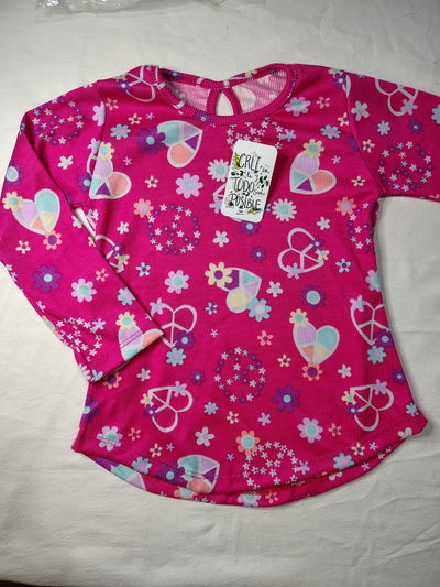 Remera corazones y flores