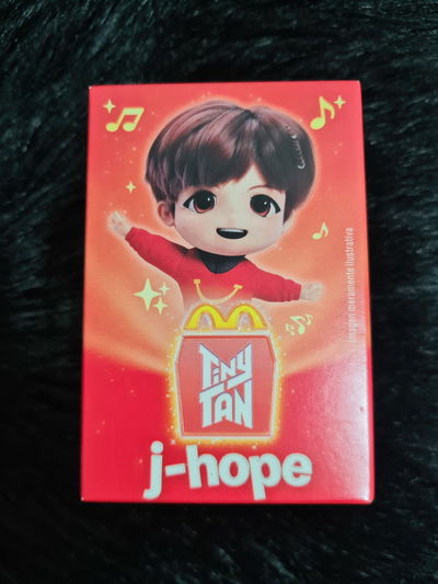 Figuras TinyTAN BTS MC (Mic Drop) caja Roja