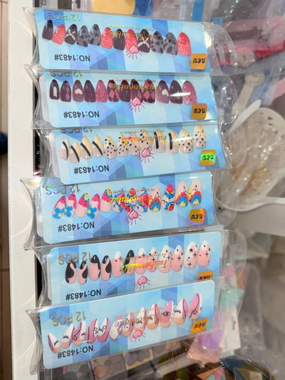 uñas postizas forma almendra.