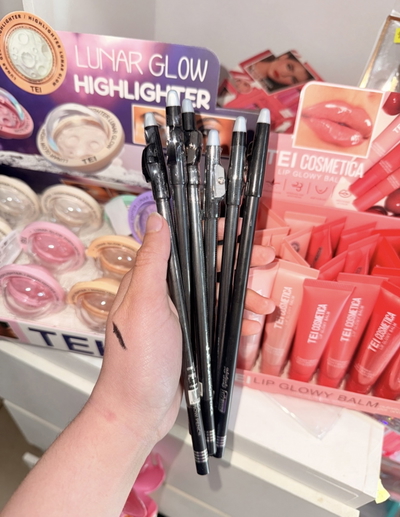 Delineador negro en lapiz con sacapuntas tei/pink21