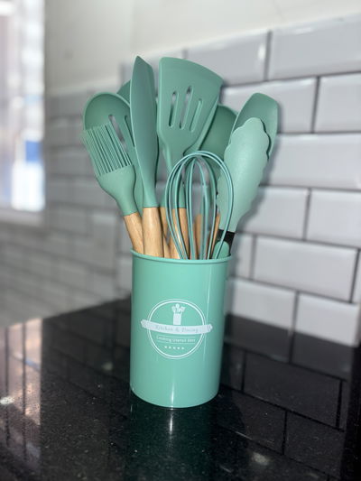 Set de Cocina 12 Piezas – Silicona y Madera con Recipiente Incluido