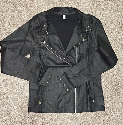 Chaqueta engomada tachas