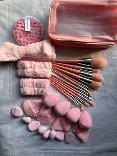 KIT ESTUCHE, BROCHAS, ESPONJAS, VINCHA, PAD, MUÑEQUERAS