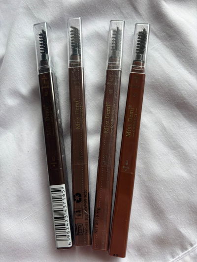 DELINEADOE CEJAS CON CEPILLO