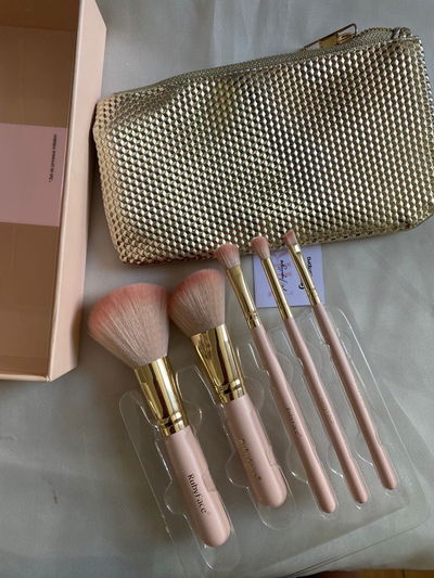 BROCHAS CON PORTA COSMETICO