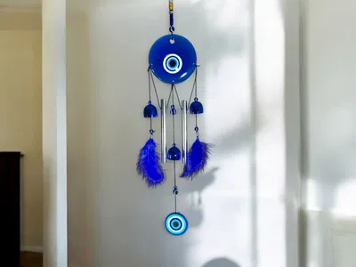 Llamador ojo turco con plumas y campanas 50 cm