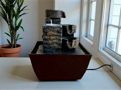 Fuente con portavelas de piedra