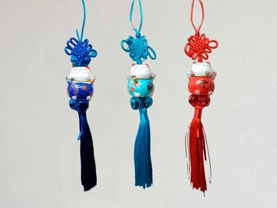 Colgante gato con fleco y nudo fortuna