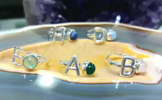 Anillo con inicial baño de plata
