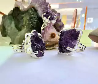 Anillo drusa de amatista con baño de plata regulable 