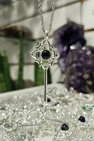 Dije llave con nudo de bruja y baño de plata