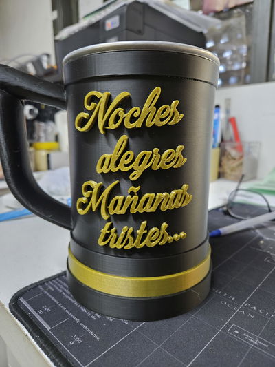 Jarra Noches Alegres Mañanas tristes 3D 1 Litro Negra/Dorada